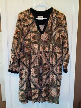 HOLDING HORSES Paisley Floral V-Neck Top - Green & Pink